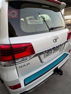 تۆیۆتا لاند کروزەر